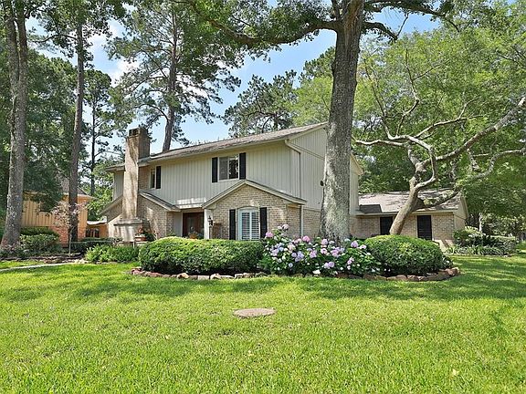 Just thirty minutes from Bush Intercontinental airport, Hambleton House is tucked in a shady neighborhood of mature foliage & romantic gas lights. It's the type of neighborhood where the occasional crawfish boil breaks out at the end of the culdesac when the season is right.