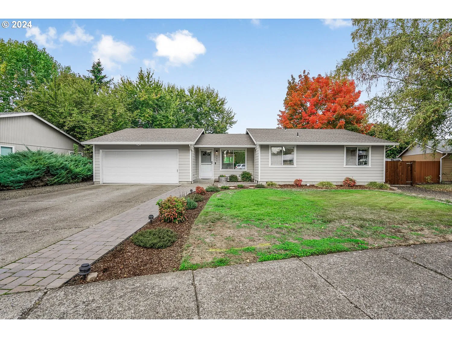 985 NE Kathryn St photo 1