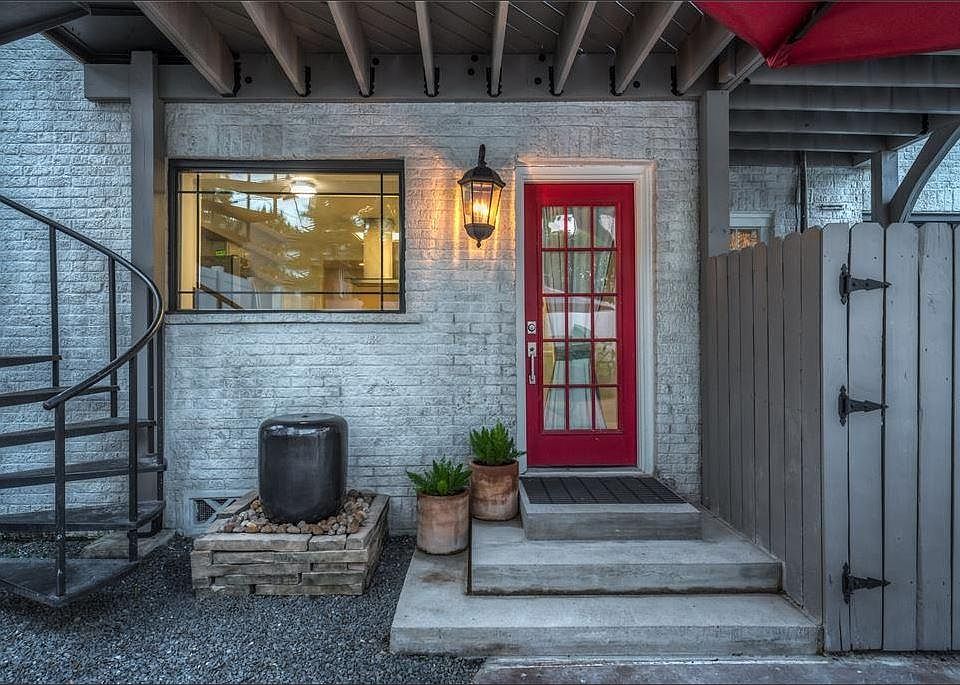 Entrance door to apartment