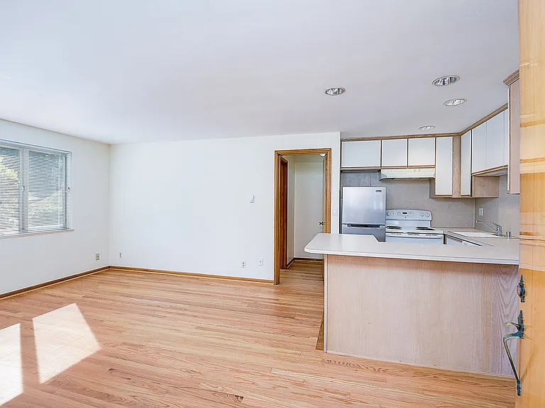 2707 Franklin Ave E — Photo 17