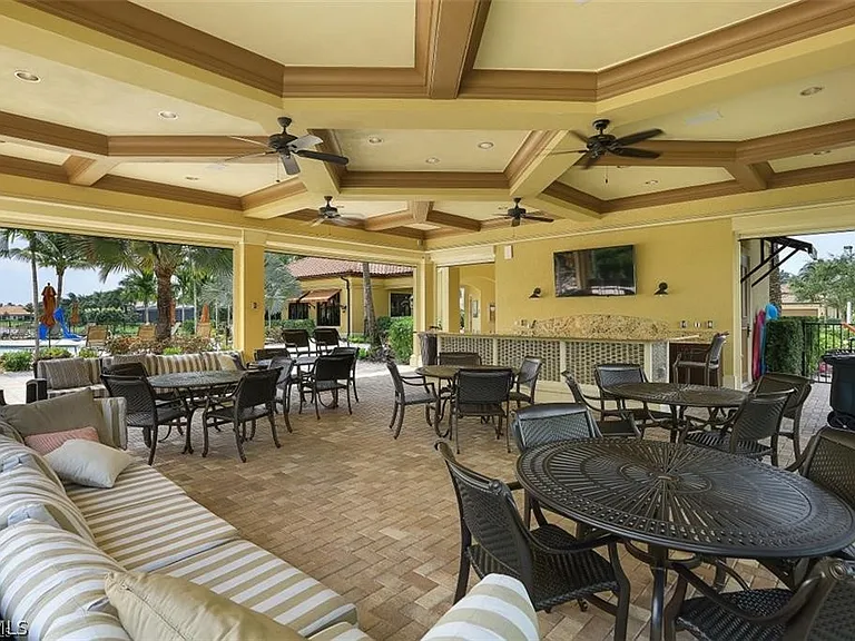 9061 Isla Bella Cir — Photo 22