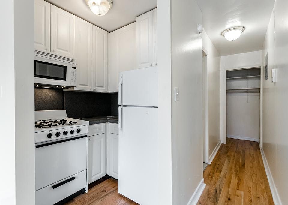 2nd image of 548 W 50th St #C3fe
