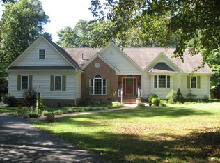 574 Lakeview Dr, Hartfield, VA 23071