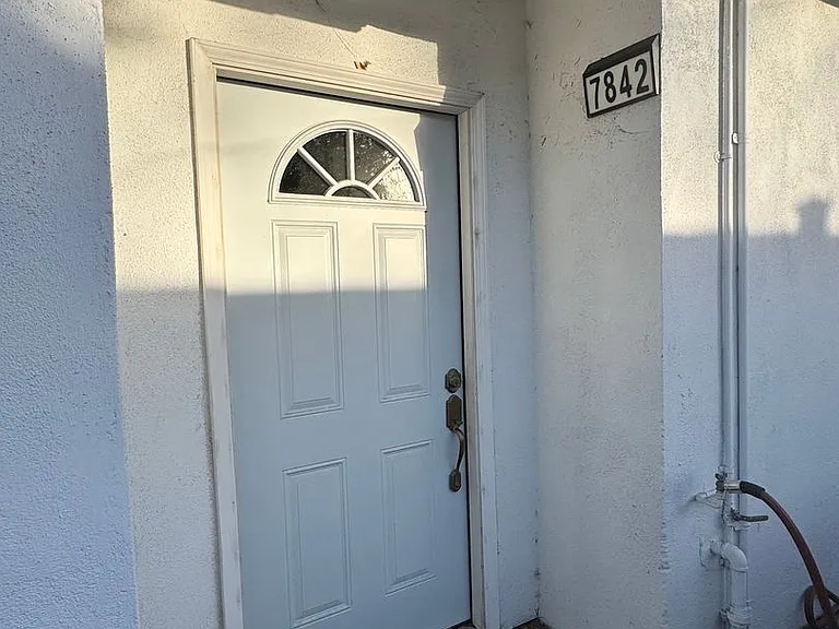7842 Woodlake Ave — Photo 24