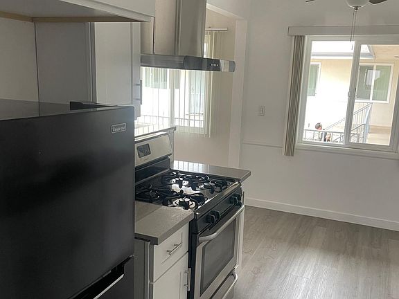 3rd image of 1417 Armacost Ave APT 10