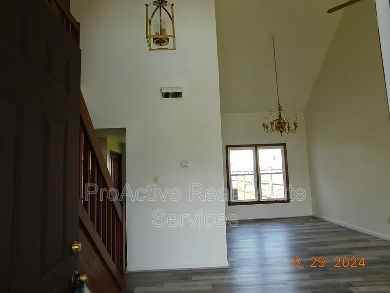 3 bed, 2.5 bath, 1706 sqft, $2,400 — Photo 4