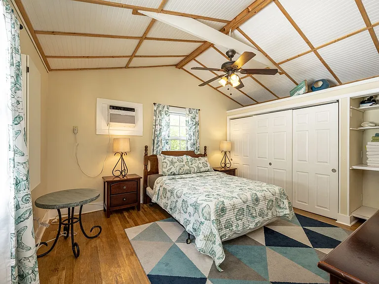 415 Julia St — Photo 17