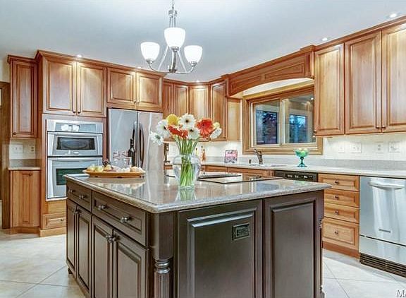 4th image of 27 Clarkson Farm Dr