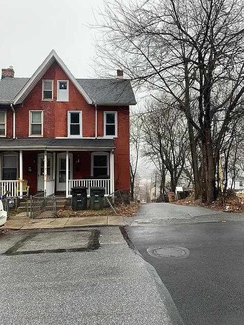 437 Oak St photo 1