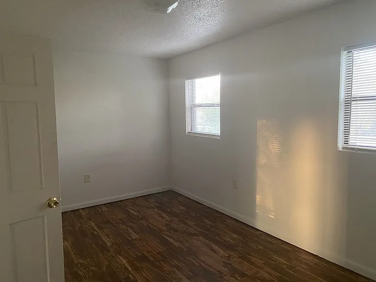 1030 W Walnut St — Photo 11