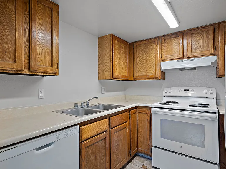 653 S Stubbs Ave — Photo 11
