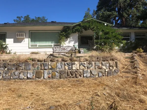 112 Kellogg St, Gold Hill, OR 97525