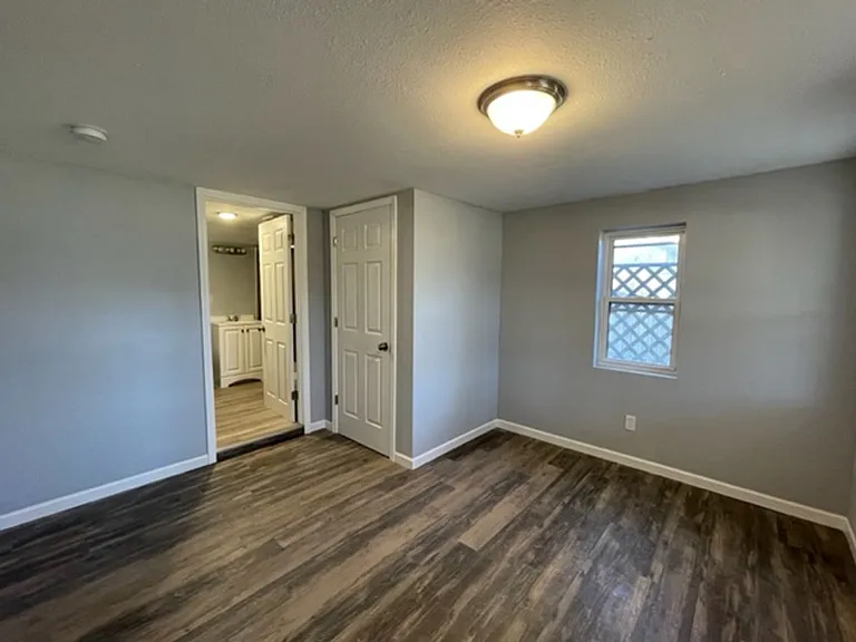 2675 E Commercial St — Photo 15