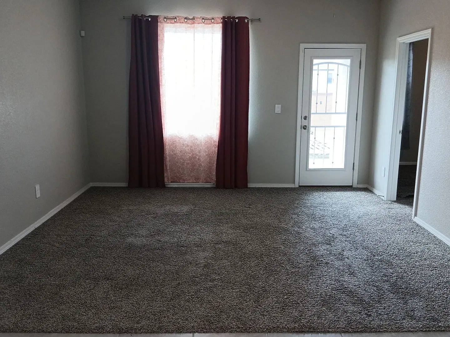 3 Bedroom, 2 Bathroom Home! Schedule a Showing Soon! — Photo 3