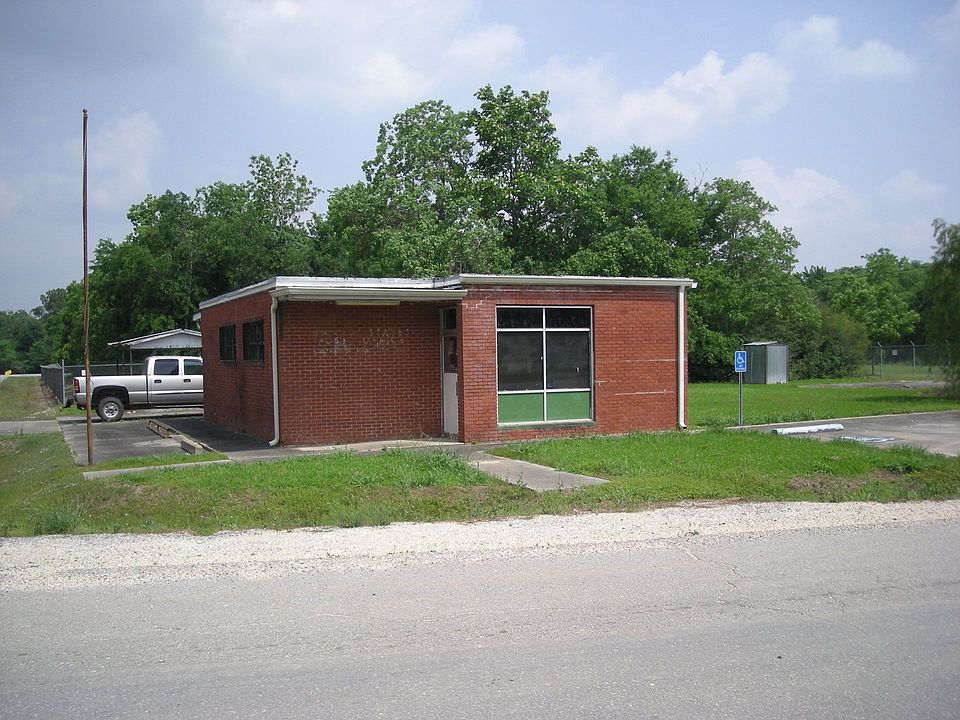 1st image of 303 Maple Dr