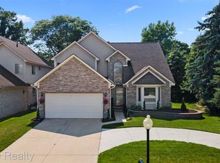 25893 Golf Pointe Dr, Southfield, MI