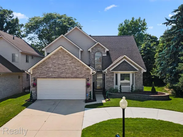 25893 Golf Pointe Dr, Southfield, MI 48075