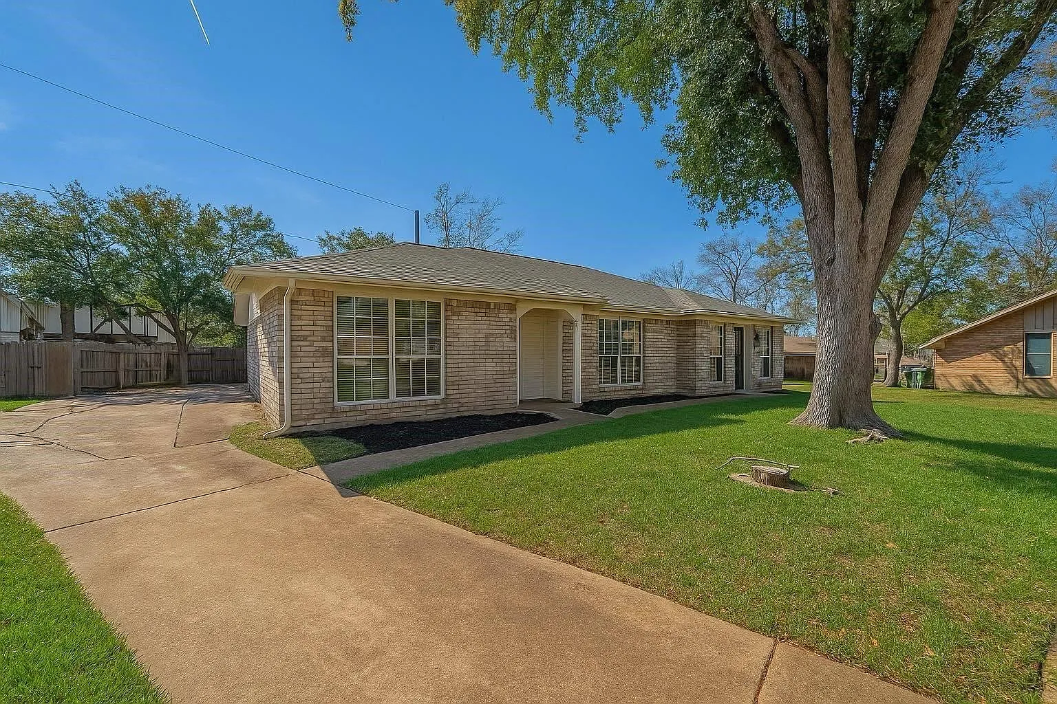 3 bed, 2.0 bath, 1174 sqft, $1,900 — Photo 3