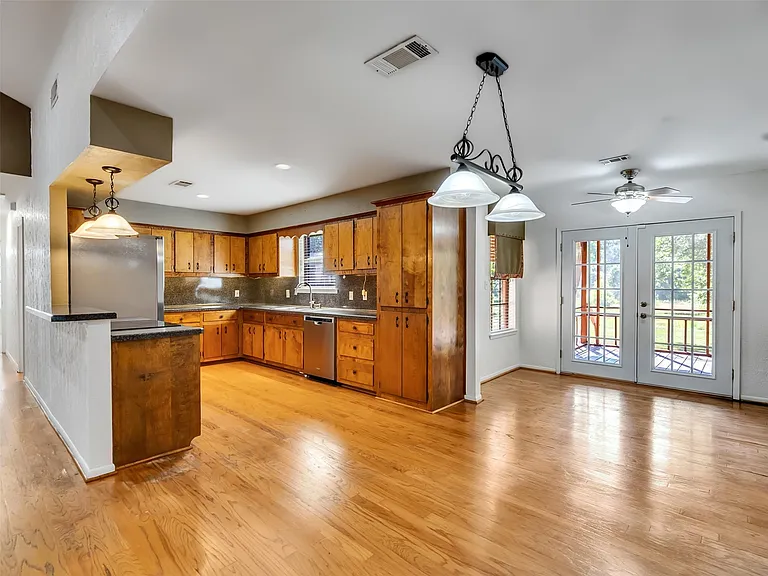 18085 Lake Dr E — Photo 16