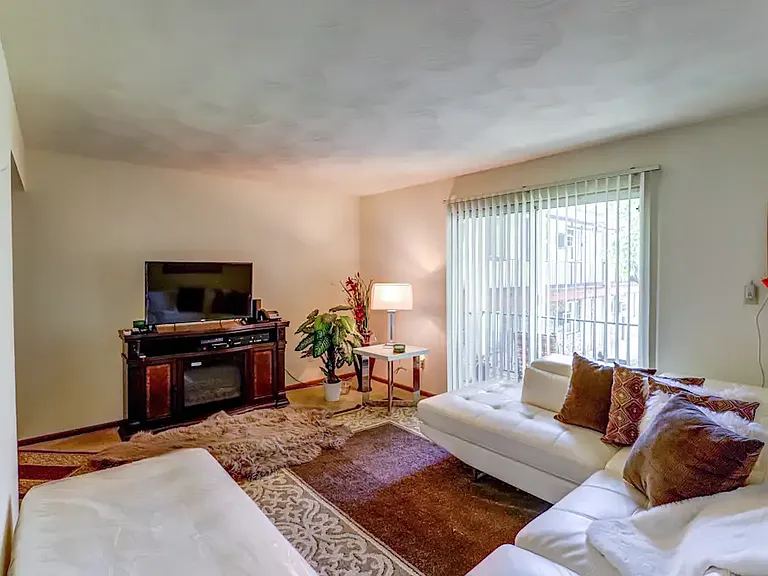 Oak Hill Apartments- Hill Ave. — Photo 20