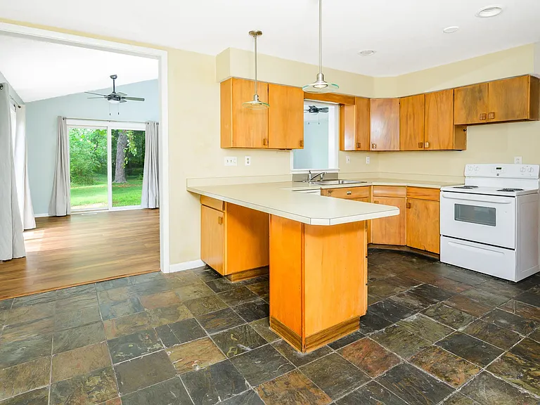 117 N Hillsdale Dr — Photo 5