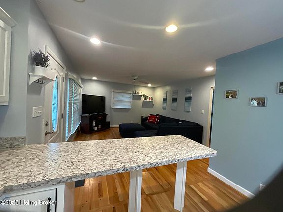 5th image of 3746 Rosemont Blvd