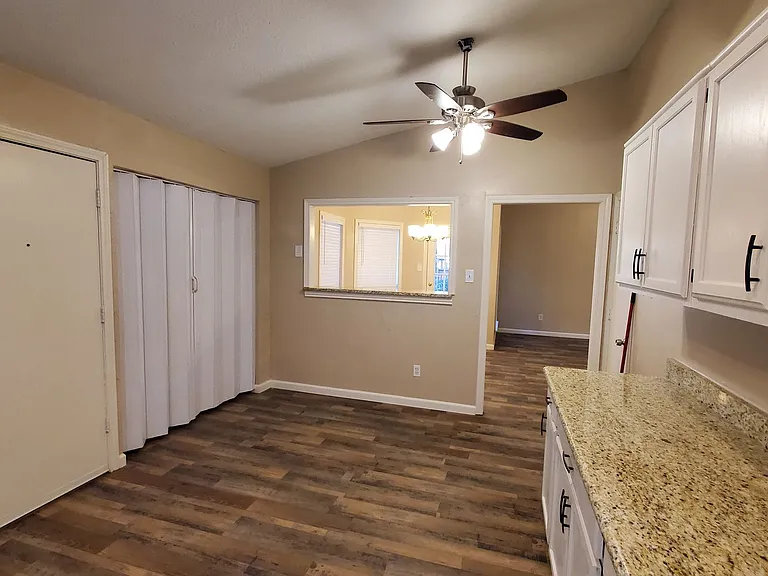 8440 Willow Creek Dr — Photo 3