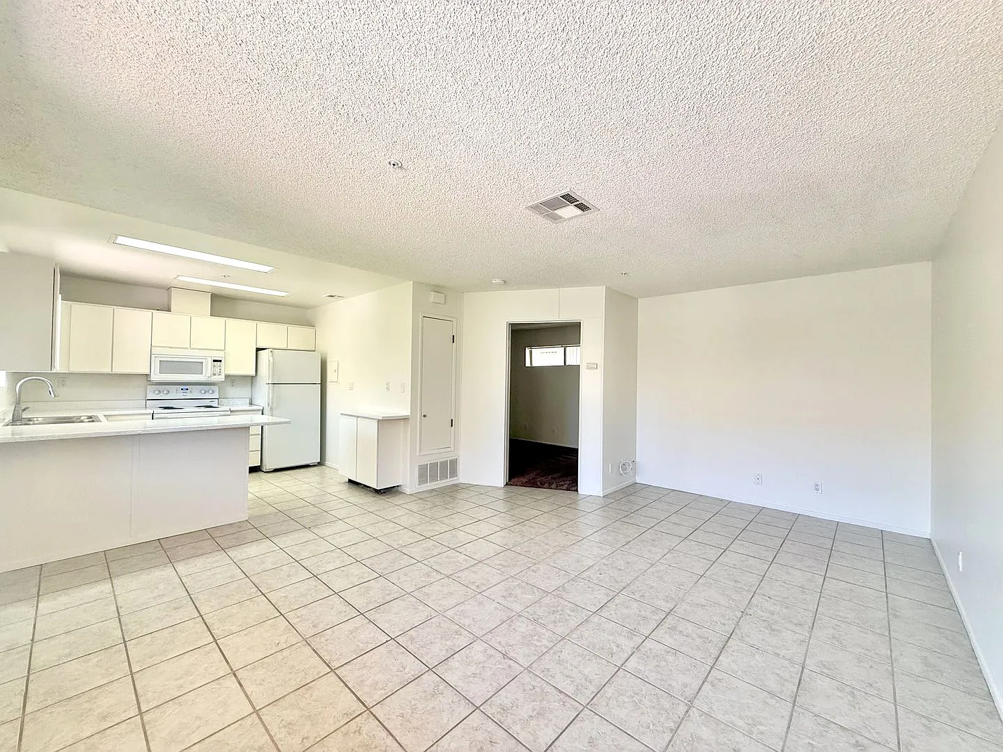 Available Now!! 1 Bedroom 1 Bathroom!! 55+ Apartment In Palm Desert — Photo 3