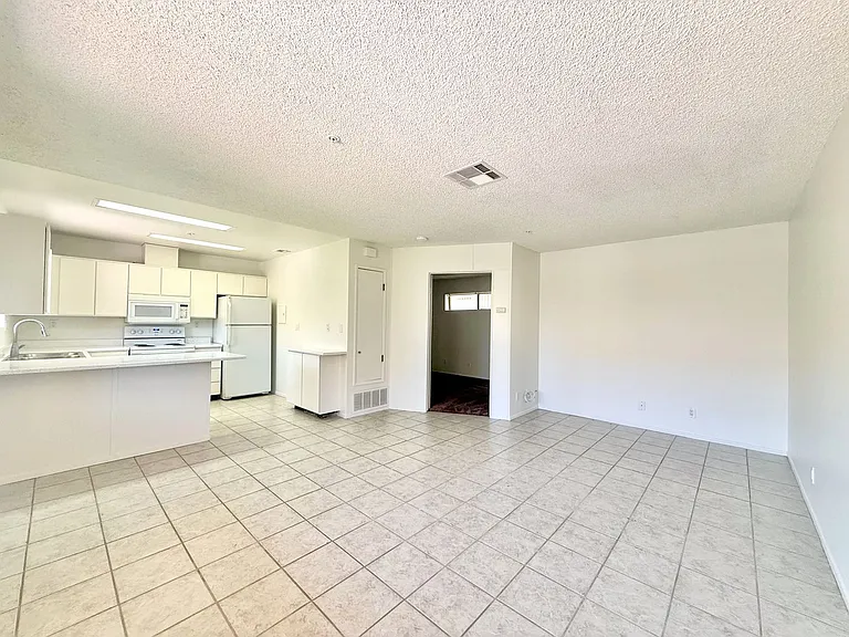 44620 San Rafael Ave #6 — Photo 2