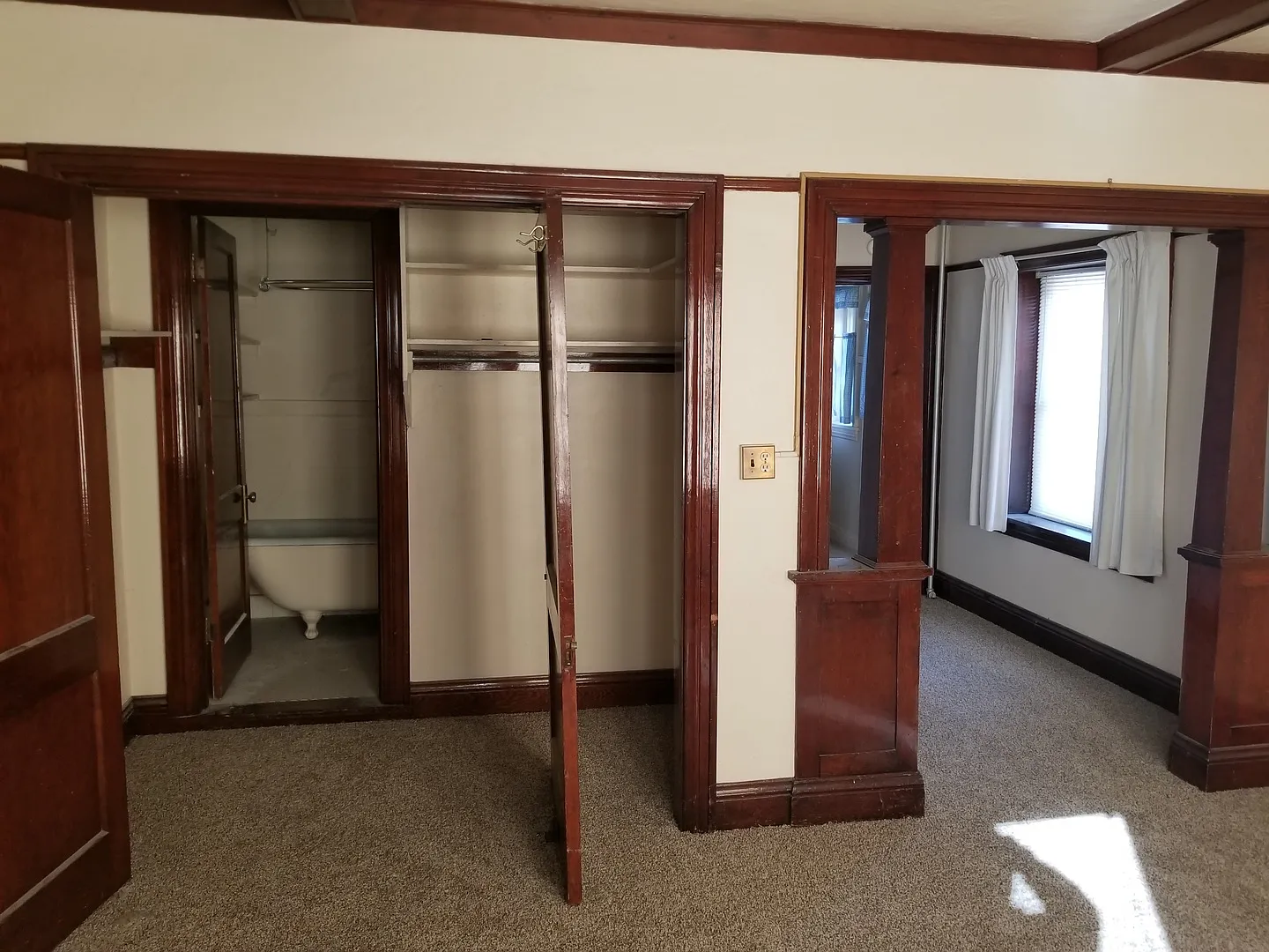 Colonial Apartments - 205 Lincoln St — Photo 3