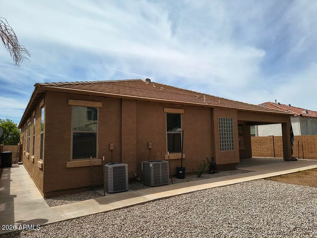 4 bed, 2.0 bath, 2526 sqft, $2,300 — Photo 2