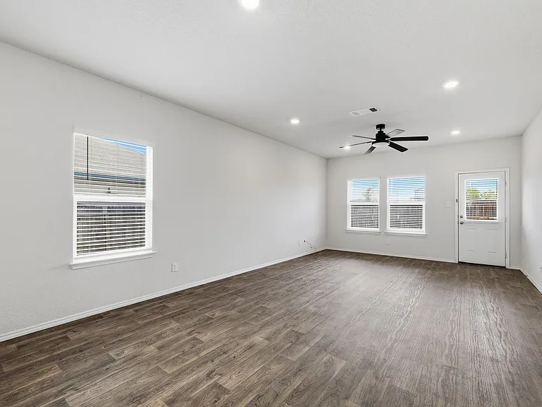 4023 Basil Mdw — Photo 8
