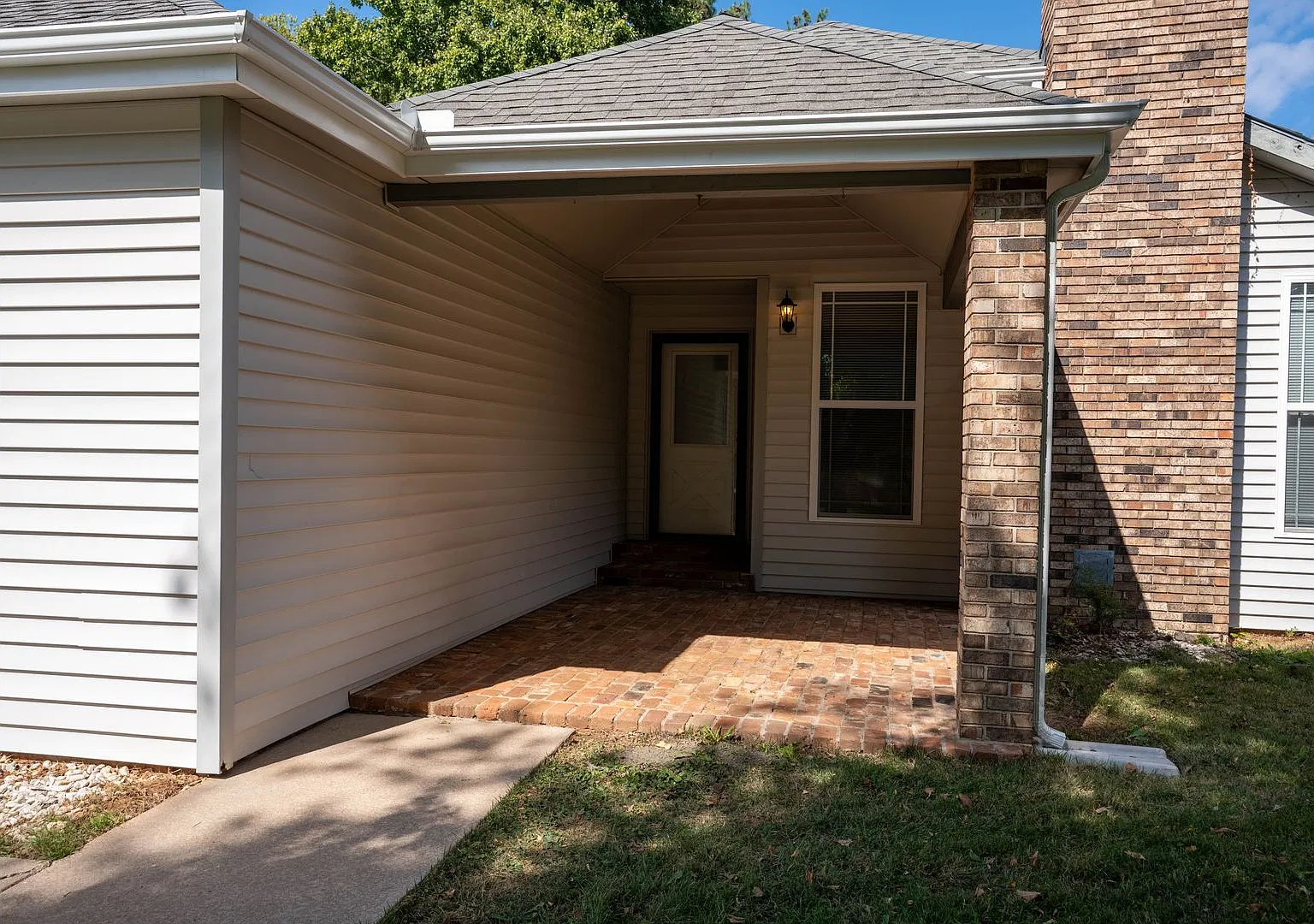 3 Bedroom Home in East Springfield!! Dont miss this! — Photo 4