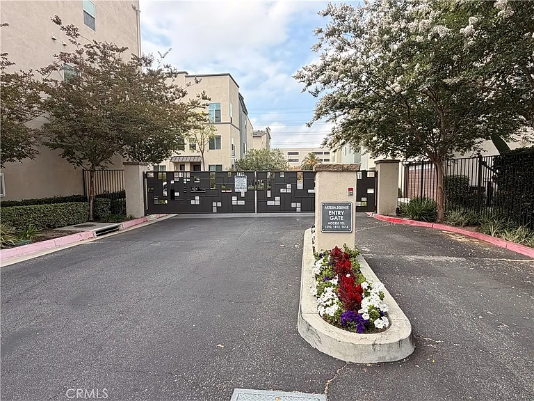 1508 W Artesia Sq #B — Photo 32