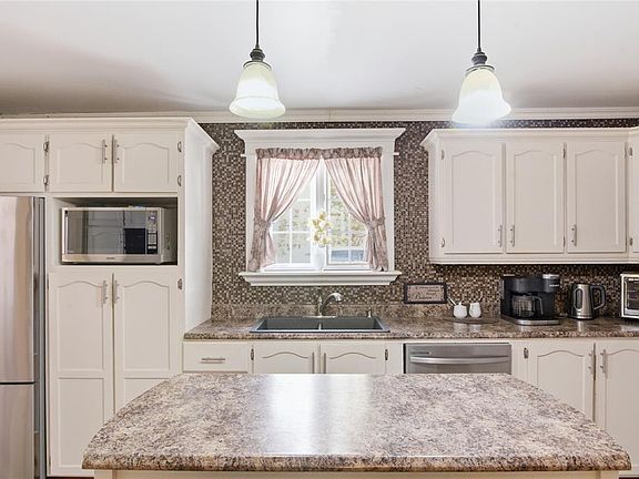 4th image of 147 River Road