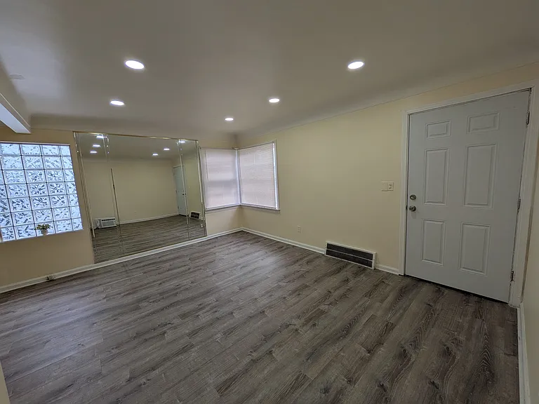 7414 Vaughan St — Photo 2