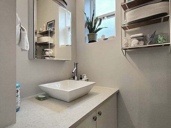3rd image of 1444 W Erie St APT 2D