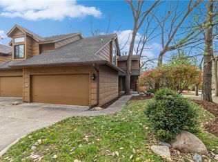 7027 Oak Brook Dr, Urbandale, IA 50322