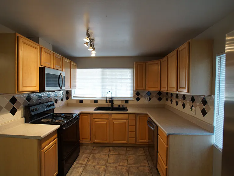 1606 Marie Ave — Photo 1