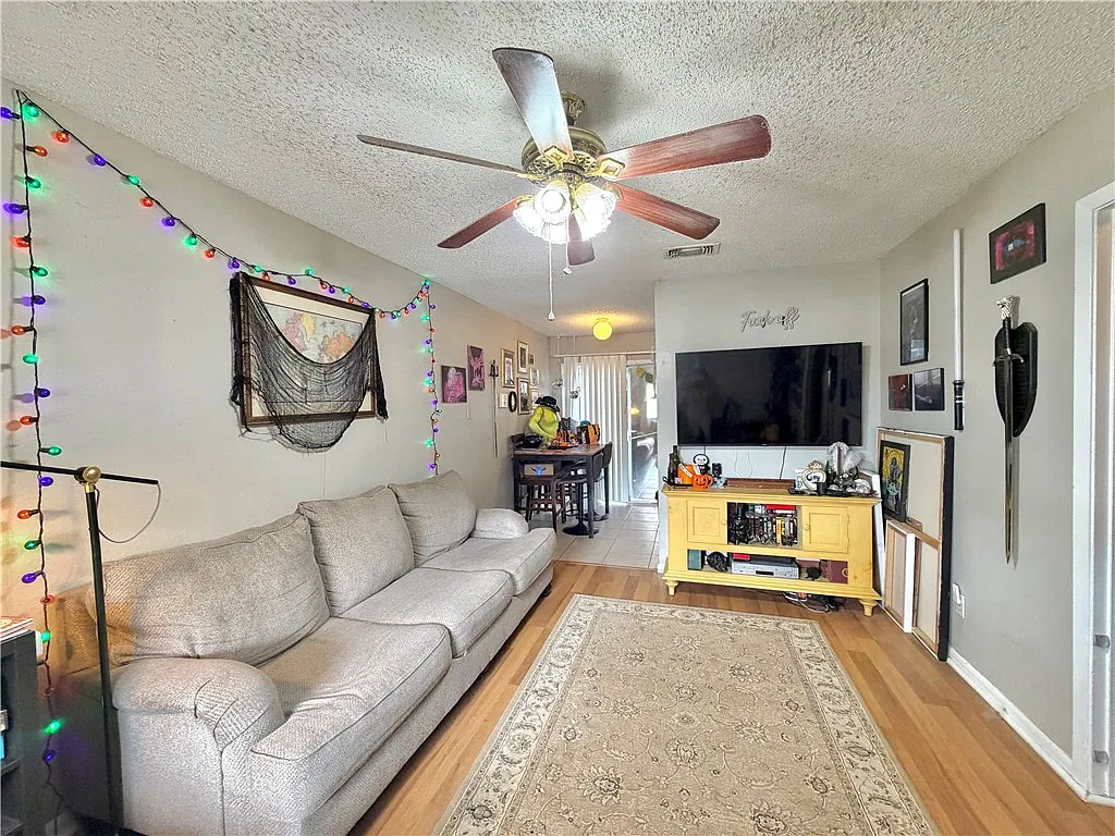 2 bed, 1.5 bath, 915 sqft, $1,150 — Photo 2