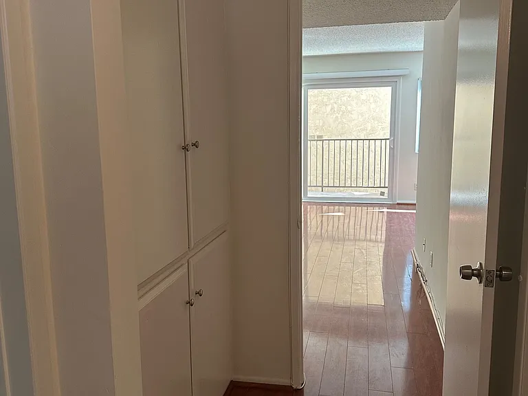 Hallway w/linen closets