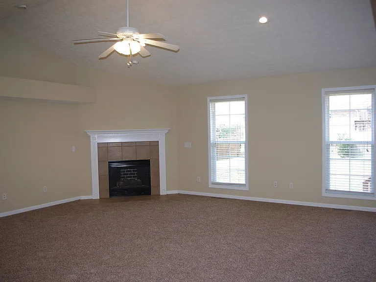 905 Hampton Ct — Photo 5