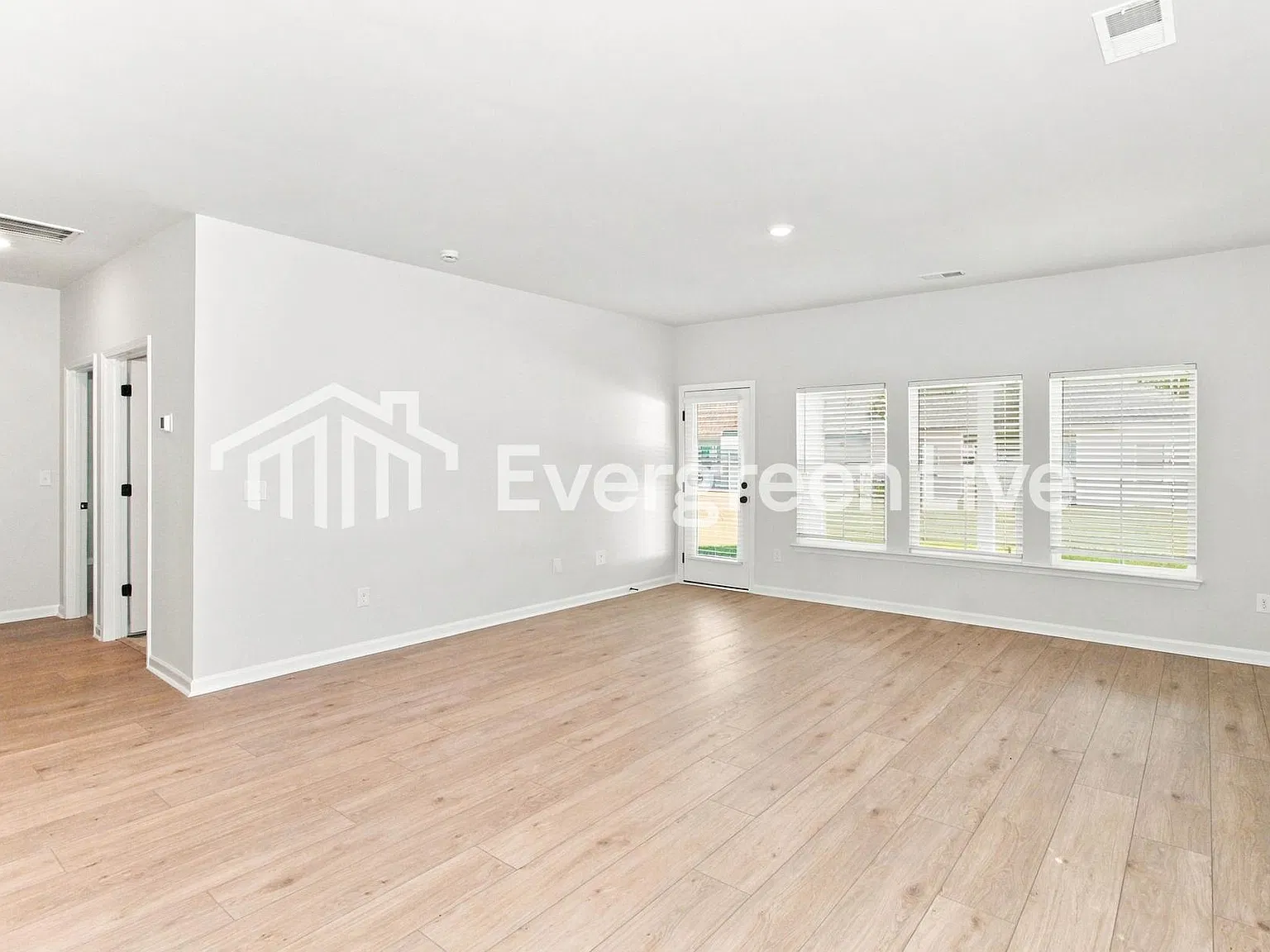5 bed, 4.0 bath, 2449 sqft, $2,335 — Photo 2
