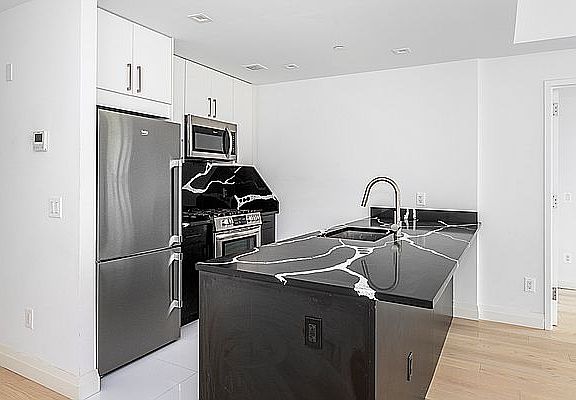 3rd image of 3128 Henry Hudson Pkwy E #507