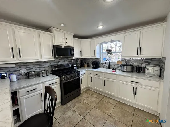 918 N Guadalupe St, Seguin, TX 78155