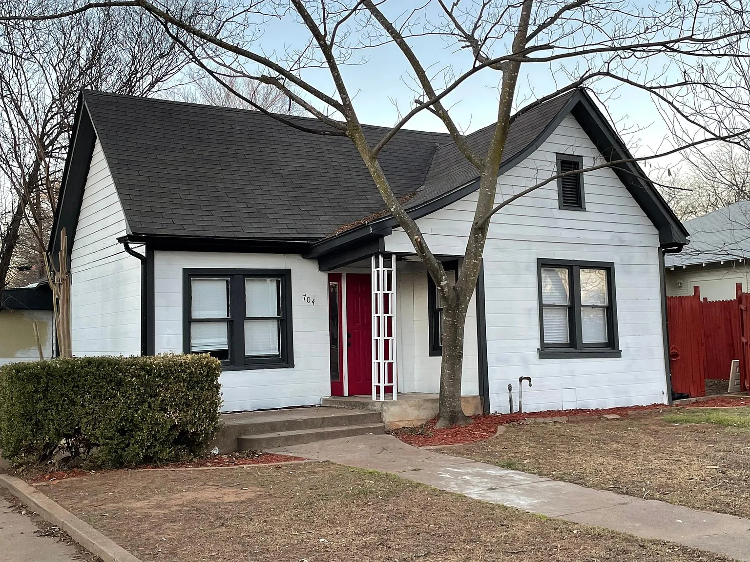 704 Williams Ave — Photo 2