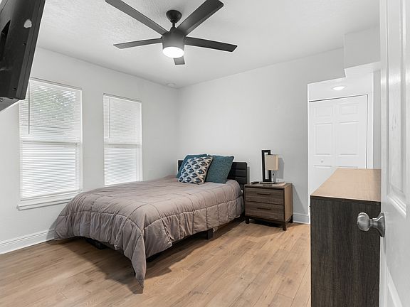 5th image of 210 E Cluster Ave