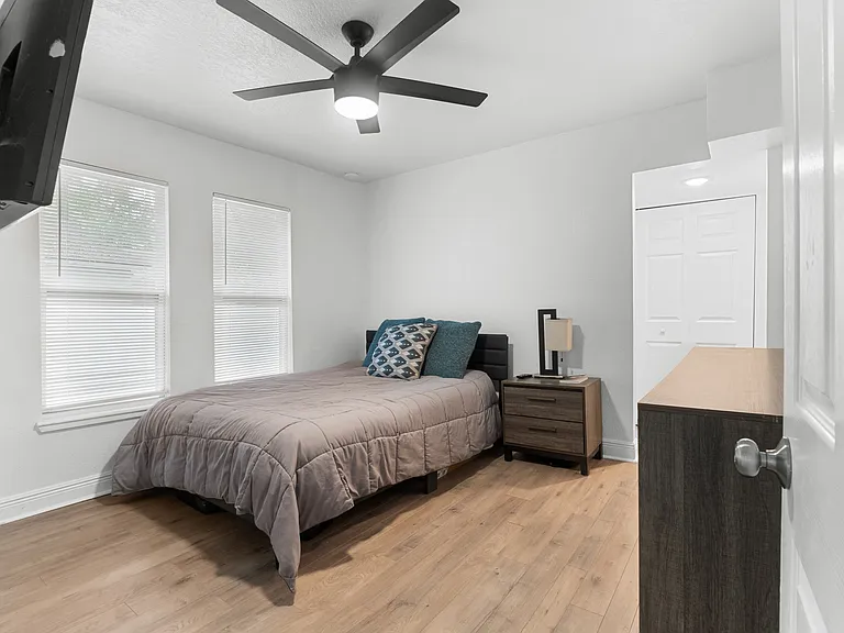 210 E Cluster Ave — Photo 5
