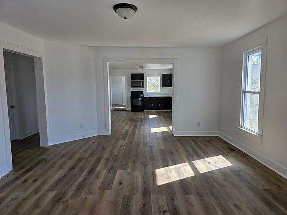 3rd image of 104 Holland St