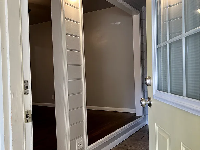 107 N Gillette Ave — Photo 5